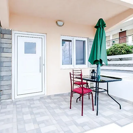 Beachfront Retreat #propertly Apartment