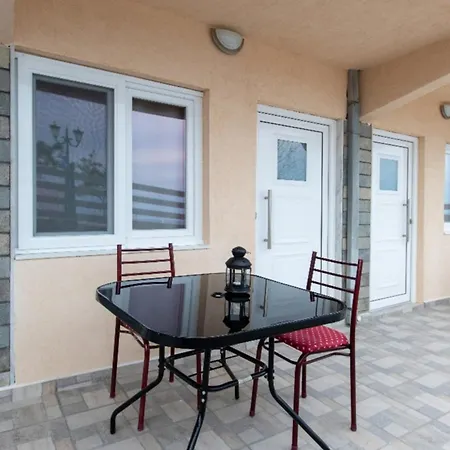 Apartment Beachfront Retreat #propertly *