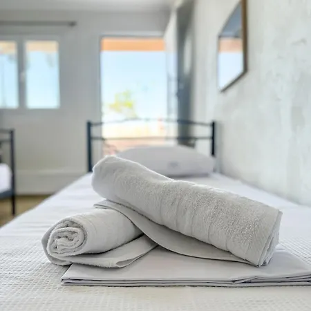 Beachfront Retreat #propertly 公寓